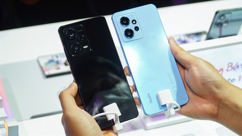 Redmi Note 12 Pro 5G (trái) có thiết kế gần tương đồng với Redmi Note 12 (phải).