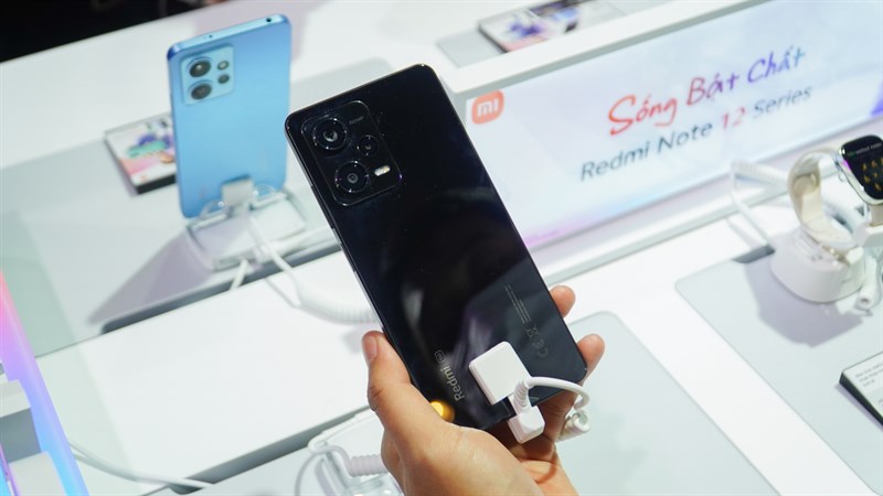 Cảm giác cầm Redmi Note 12 Pro 5G trên tay rất thoải mái, dễ chịu.