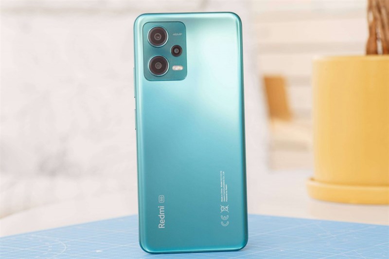 Mặt lưng Redmi Note 12 5G được hoàn thiện từ nhựa nhám nên hạn chế tốt tình trạng bám mồ hôi, dấu vân tay Mặt lưng Redmi Note 12 5G được hoàn thiện từ nhựa nhám nên hạn chế tốt tình trạng bám mồ hôi, dấu vân tay