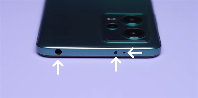 Cạnh trên của Redmi Note 12 5G chứa cổng cắm tai nghe chuẩ 3.5 mm, mic và cảm biến hồng ngoại Cạnh trên của Redmi Note 12 5G chứa cổng cắm tai nghe chuẩ 3.5 mm, mic và cảm biến hồng ngoại