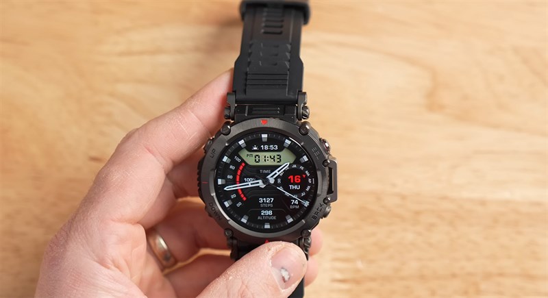 Amazfit T-Rex Ultra còn có chất lượng hiển thị tốt trong nhiều điều kiện môi trường khác nhau