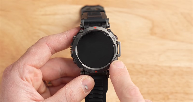 Amazfit T-Rex Ultra được hoàn thiện từ kim loại và Polymer nên có độ bền rất tốt