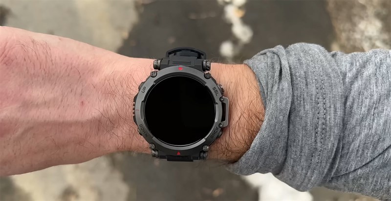 Cảm giác đeo Amazfit T-Rex Ultra rất thoải mái