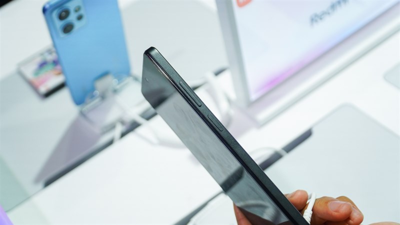 Ở cạnh phải là nơi đặt cụm phím tăng/giảm âm lượng cùng phím nguồn của Redmi Note 12 Pro 5G.