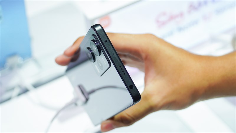 Cạnh trên của Redmi Note 12 Pro có cổng hồng ngoại IR, mic phụ, dải loa cùng cổng tai nghe 3.5 mm.