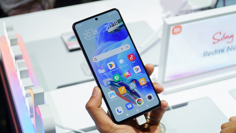 Tổng thể mặt trước của Redmi Note 12 Pro 5G trông rất cuốn hút với các cạnh viền có độ mỏng ấn tượng.