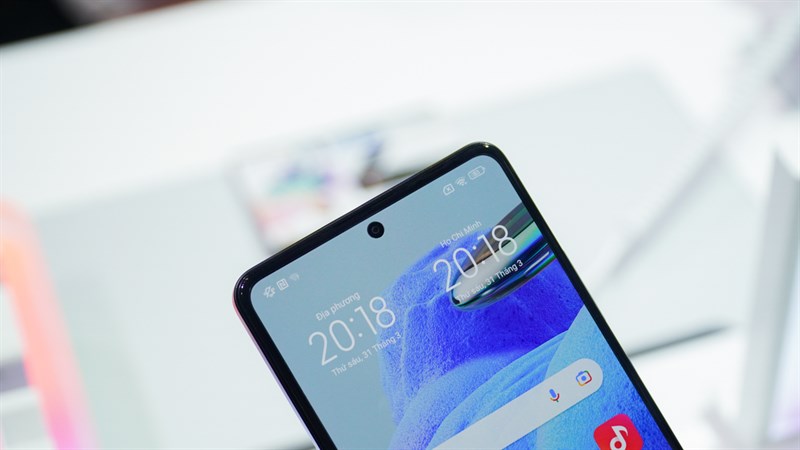Màn hình Redmi Note 12 Pro 5G sở hữu thiết kế đục lỗ với camera selfie nằm ở chính giữa.