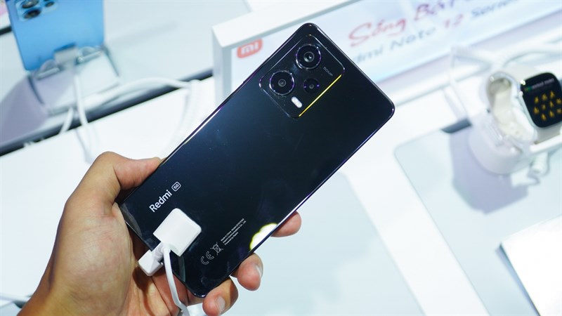 Thiết kế tổng thể của Redmi Note 12 Pro 5G cực kỳ trẻ trung với mặt lưng kính bóng bẩy.