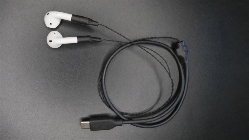 AirPods của Ken Pillonel bị hỏng, thay vì mua mới, anh đã thêm dây vào để tiếp tục sử dụng AirPods của Ken Pillonel bị hỏng, thay vì mua mới, anh đã thêm dây vào để tiếp tục sử dụng
