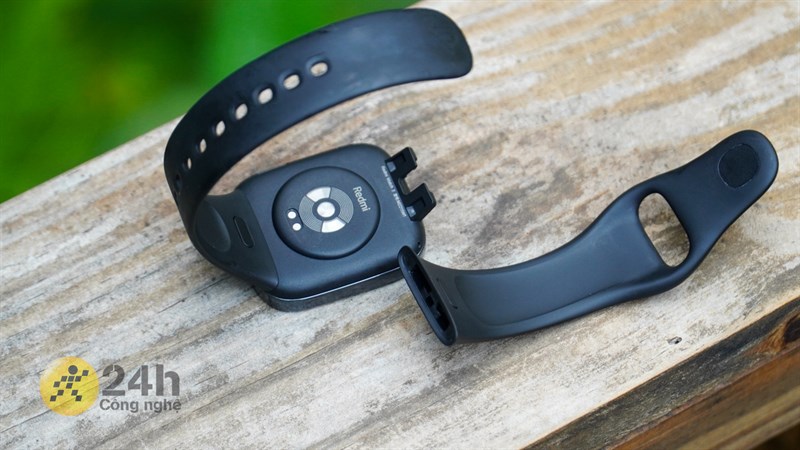 Phần dây đeo của phiên bản Redmi Watch 3 màu đen sử dụng chất liệu nhựa TPU. Phần dây đeo của phiên bản Redmi Watch 3 màu đen sử dụng chất liệu nhựa TPU.