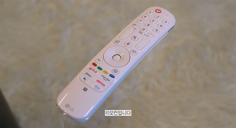 LG Posé còn đi kèm với điều khiển Magic Remote xịn sò