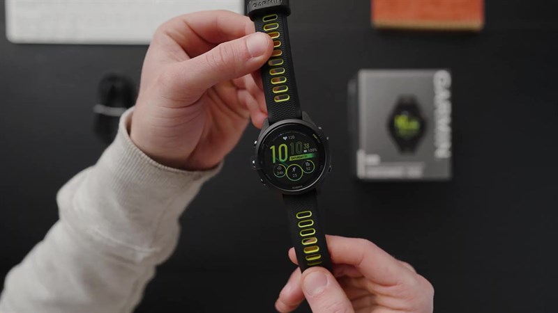Garmin Forerunner 265S có kiểu dáng mặt đồng hồ tròn cổ điển với hai tùy chọn kích thước là 42 mm và 46 mm.