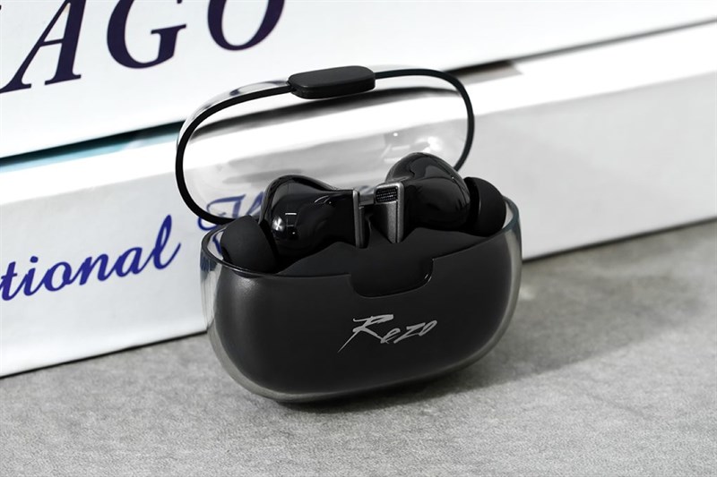 Tai nghe Rezo Air có hộp sạc được phủ một lớp nhựa trong suốt, tạo hiệu ứng bóng bẩy và làm nổi bật tai nghe bên trong. Tai nghe Rezo Air có hộp sạc được phủ một lớp nhựa trong suốt, tạo hiệu ứng bóng bẩy và làm nổi bật tai nghe bên trong.