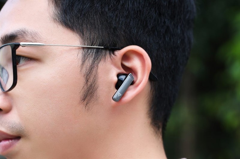 Tai nghe có kiểu dáng in-ear với đệm tai êm ái, phù hợp với cấu trúc tai của đa số người dùng. Tai nghe có kiểu dáng in-ear với đệm tai êm ái, phù hợp với cấu trúc tai của đa số người dùng.