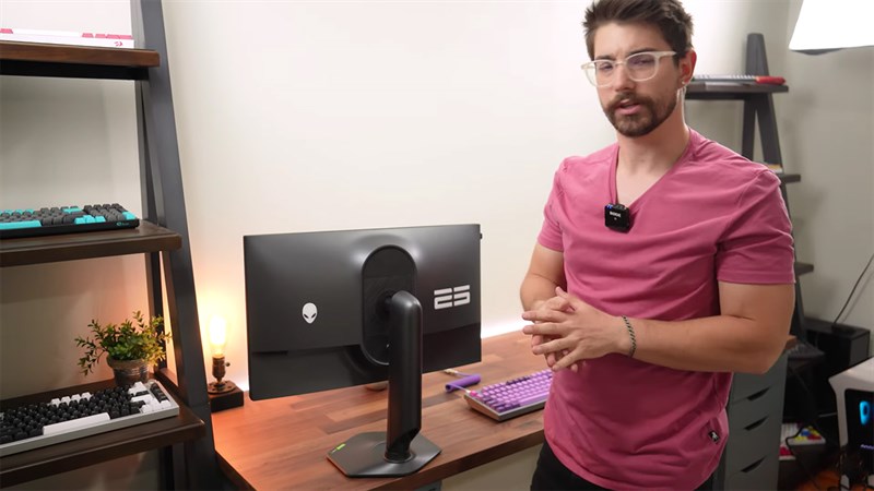 Mặt lưng Dell Alienware W2524HF có thêm logo người ngoài hình trông rất ngầu Mặt lưng Dell Alienware W2524HF có thêm logo người ngoài hình trông rất ngầu