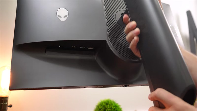 Màn hình Dell Alienware W2524HF còn có rất nhiều cổng kết nối đi kèm Màn hình Dell Alienware W2524HF còn có rất nhiều cổng kết nối đi kèm