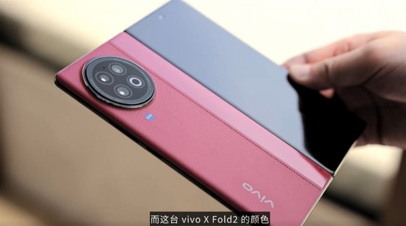 Mặt ngoài của Vivo X Fold 2 khi mở ra