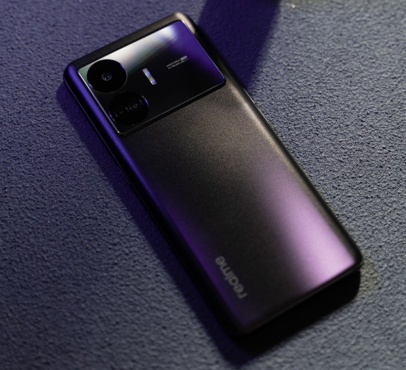 realme GT Neo5 SE có đến hai phiên bản màu sắc rất đẹp là đen và neon xanh ở tấm hình trên realme GT Neo5 SE có đến hai phiên bản màu sắc rất đẹp là đen và neon xanh ở tấm hình trên