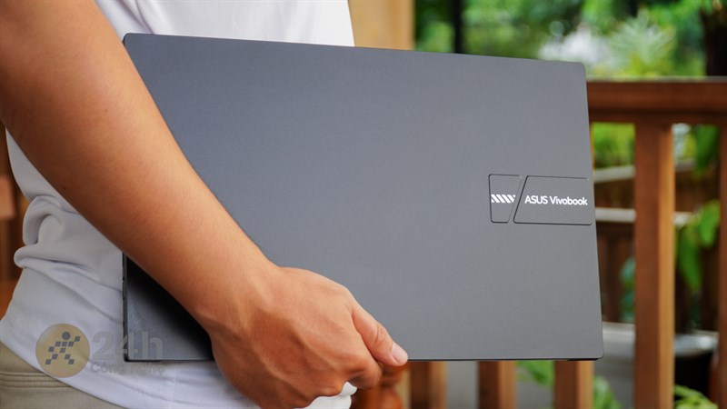 ASUS Vivobook 15 OLED A1505VA có kích thước gọn gàng, cân nặng vừa phải nên mình có thể thoải mái mang theo cả ngày dài