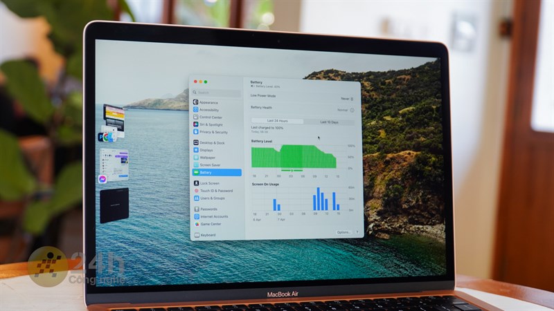 So với nhiều đối thủ trong cùng phân khúc, thời lượng dùng pin của MacBook Air M1 vẫn là vô đối. So với nhiều đối thủ trong cùng phân khúc, thời lượng dùng pin của MacBook Air M1 vẫn là vô đối.