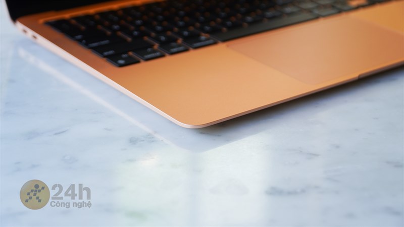 Khu vực chiếu nghỉ tay của MacBook Air M1 được thiết kế rất thông minh, tạo cảm giác gõ phím thoải mái cho mình. Khu vực chiếu nghỉ tay của MacBook Air M1 được thiết kế rất thông minh, tạo cảm giác gõ phím thoải mái cho mình.