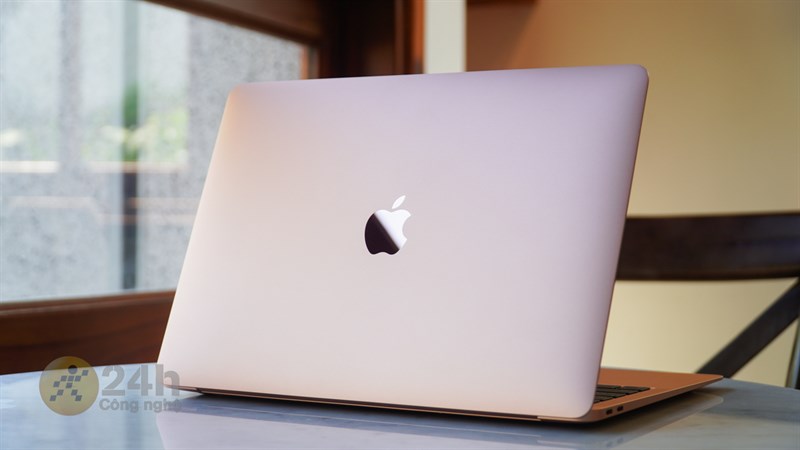 Thiết kế của MacBook Air M1 vẫn chưa hề lỗi thời dù sản phẩm đã gần 3 năm tuổi. Thiết kế của MacBook Air M1 vẫn chưa hề lỗi thời dù sản phẩm đã gần 3 năm tuổi.