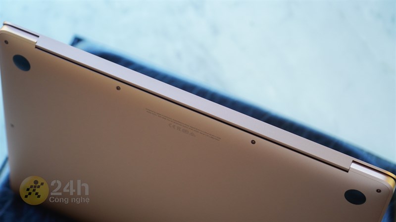 Bản lề của MacBook Air M1 có độ hoàn thiện rất tốt, bền bỉ và chắc chắn. Bản lề của MacBook Air M1 có độ hoàn thiện rất tốt, bền bỉ và chắc chắn.
