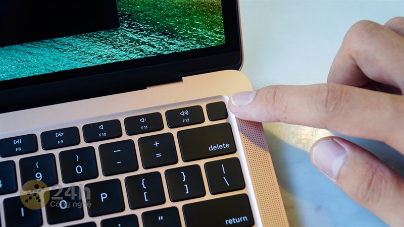 MacBook Air M1 có hỗ trợ mở khóa bằng cảm biến vân tay TouchID. MacBook Air M1 có hỗ trợ mở khóa bằng cảm biến vân tay TouchID.