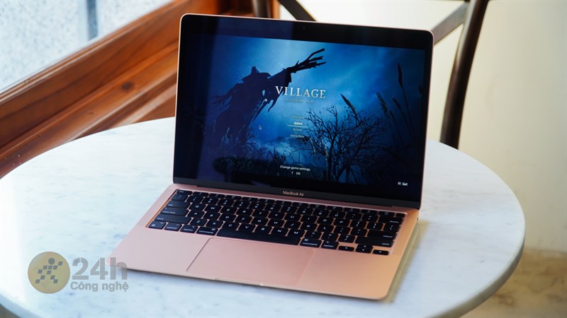 Dù Resident Evil Village là một tựa game khá nặng nhưng MacBook Air M1 vẫn có thể xử lý tương đối tốt. Dù Resident Evil Village là một tựa game khá nặng nhưng MacBook Air M1 vẫn có thể xử lý tương đối tốt.
