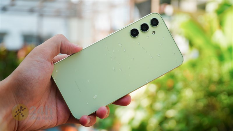 Mình hoàn toàn yên tâm khi sử dụng Galaxy A34 5G mọi lúc, mọi nơi vì máy được trang bị chuẩn kháng nước, bụi IP67. Mình hoàn toàn yên tâm khi sử dụng Galaxy A34 5G mọi lúc, mọi nơi vì máy được trang bị chuẩn kháng nước, bụi IP67.