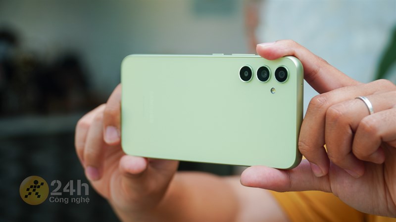 Ba camera sau của Galaxy A34 5G sẽ tách biệt với nhau giúp tổng thể mặt lưng của máy trở nên đơn giản, hiện đại. Ba camera sau của Galaxy A34 5G sẽ tách biệt với nhau giúp tổng thể mặt lưng của máy trở nên đơn giản, hiện đại.
