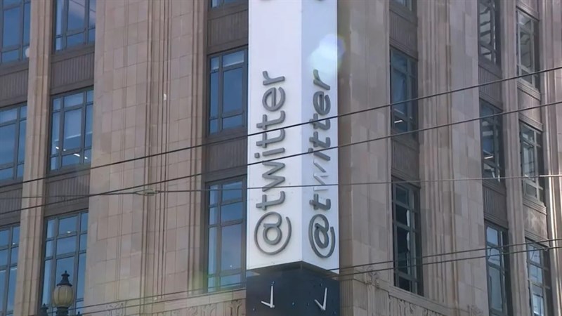 Bảng hiệu Twitter ở trụ sở chính tại San Francisco bị sơn trắng ký tự Bảng hiệu Twitter ở trụ sở chính tại San Francisco bị sơn trắng ký tự