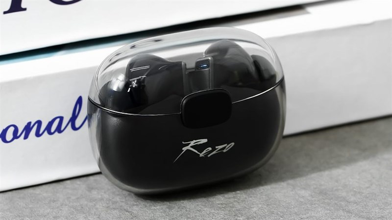 Tai nghe Rezo Air có hộp sạc được phủ một lớp nhựa trong suốt, tạo hiệu ứng bóng bẩy và làm nổi bật tai nghe bên trong. Tai nghe Rezo Air có hộp sạc được phủ một lớp nhựa trong suốt, tạo hiệu ứng bóng bẩy và làm nổi bật tai nghe bên trong.