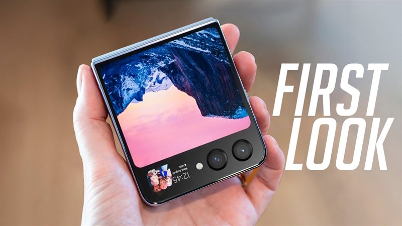 Với màn hình ngoài lớn hơn đáng kể, trọng lượng của Galaxy Z Flip5 vẫn không tăng quá nhiều (Ảnh: YouTube TechTalkTV) Với màn hình ngoài lớn hơn đáng kể, trọng lượng của Galaxy Z Flip5 vẫn không tăng quá nhiều (Ảnh: YouTube TechTalkTV)