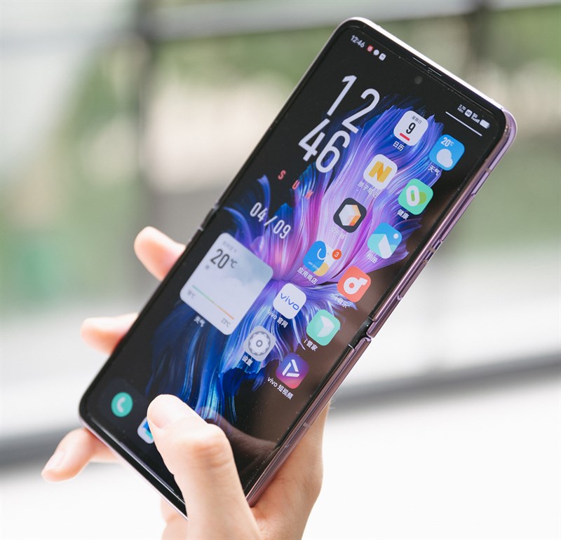 Vivo X Flip sở hữu màn hình trong lớn và giao diện chuyển đổi mượt mà