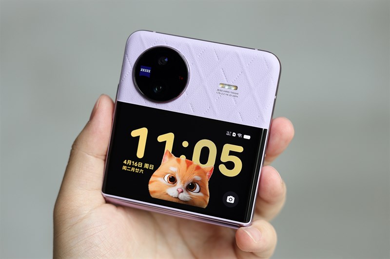 Nổi bật nhất trên Vivo X Flip là màn hình phụ lớn nằm ở dưới cụm camera