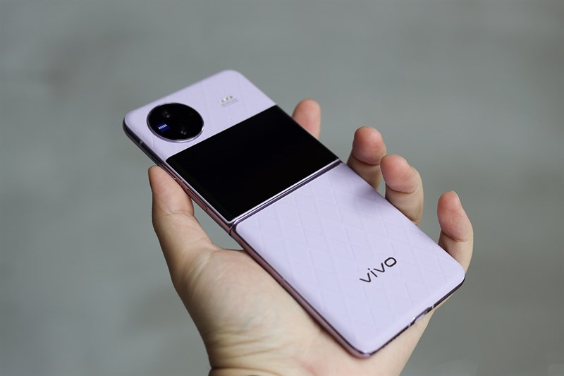 Mặt lưng của Vivo X Flip được hoàn thiện từ chất liệu da