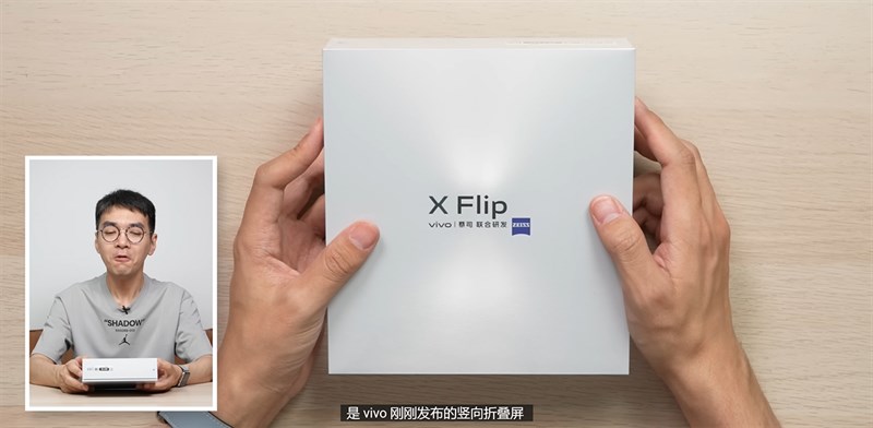 Hộp đựng của Vivo X Flip được thiết kế đơn giản mà tinh tế