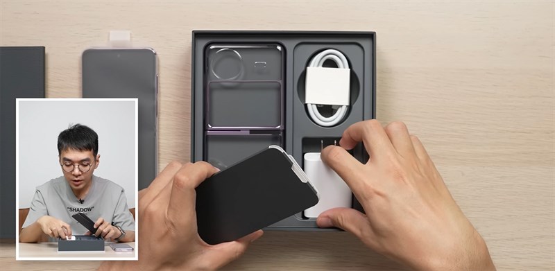 Bên trong hộp đựng của Vivo X Flip chưa đầy đủ món phụ kiện đi kèm