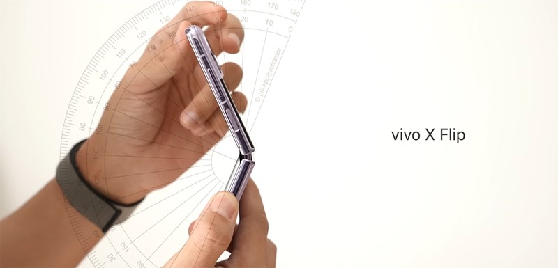 Chỉ hơi tiếc khi bản lề của Vivo X Flip chưa được linh hoạt cho lắm Chỉ hơi tiếc khi bản lề của Vivo X Flip chưa được linh hoạt cho lắm