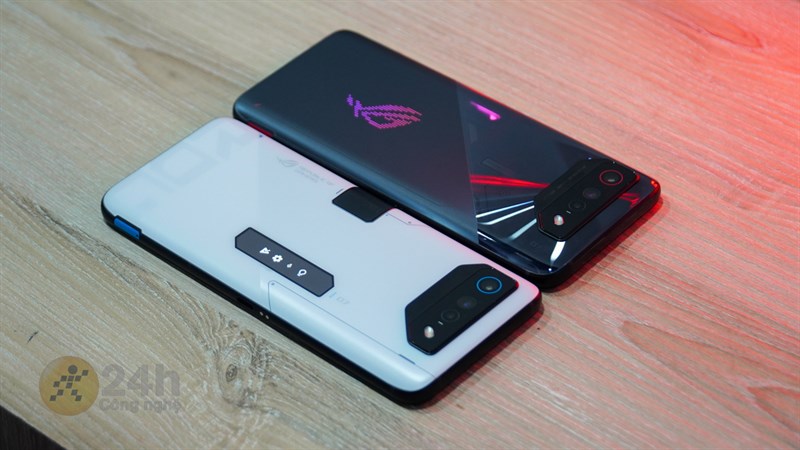 ROG Phone 7 Ultimate (trắng) vẫn sở hữu phong cách thiết kế Cyberpunk đẹp mắt với hệ thống đèn ROG Vision