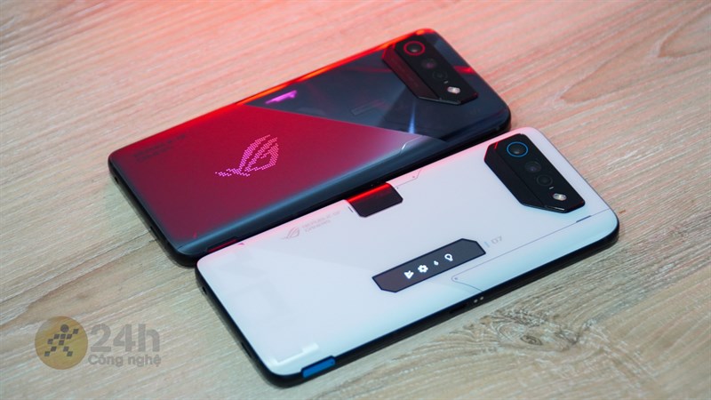 ROG Phone 7 Ultimate (trắng) vẫn sở hữu kiểu dáng thiết kế giống phiên bản tiền nhiệm.