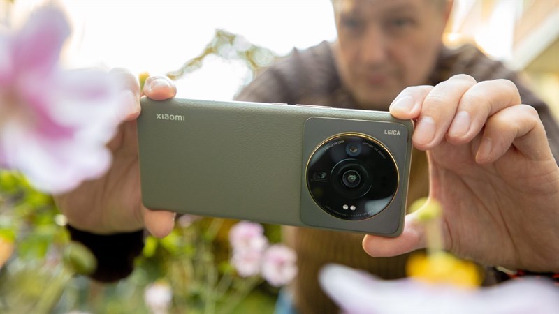 Xiaomi 13 Ultra phiên bản màu xanh ô liu cực kì cuốn hút được phát hiện trên tay CEO Leica Xiaomi 13 Ultra phiên bản màu xanh ô liu cực kì cuốn hút được phát hiện trên tay CEO Leica