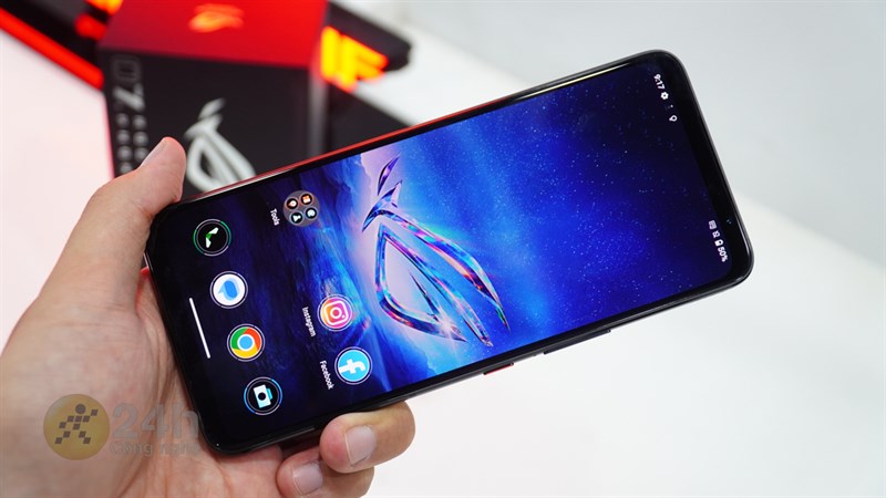 ROG Phone 7 bền bỉ nhưng cảm giác cầm nắm khá nặng tay