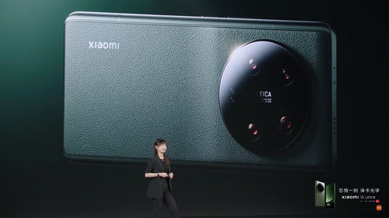 Cụm camera của Xiaomi 13 Ultra năm nay được làm lồi lên khỏi mặt lưng trông thanh thoát hơn so với phiên bản cũ