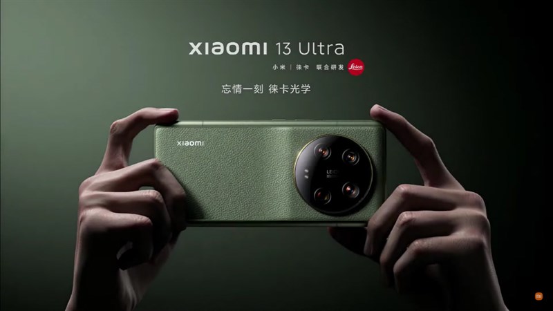 Xiaomi 13 Ultra có kiểu dáng giống với Xiaomi 12S Ultra nhưng có khung viền vuông hơn một chút để tăng trải nghiệm cầm nắm cho người dùng