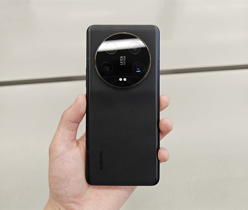 Phần khung viền của Xiaomi 13 Ultra vuông nên mang lại trải nghiệm cầm nắm tốt hơn cho người dùng Phần khung viền của Xiaomi 13 Ultra vuông nên mang lại trải nghiệm cầm nắm tốt hơn cho người dùng