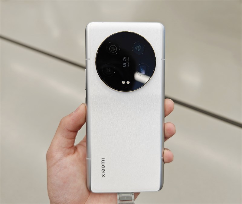 Cân nặng được tối ưu tốt nên người dùng có thể cầm Xiaomi 13 Ultra thoải mái bằng một tay Cân nặng được tối ưu tốt nên người dùng có thể cầm Xiaomi 13 Ultra thoải mái bằng một tay