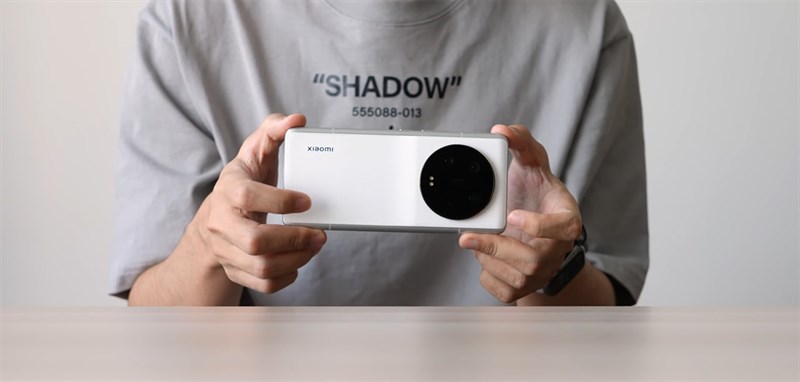 Chưa kể, khu vực mặt lưng camera này sẽ được làm lồi một chút để tạo được cảm giác như cầm máy ảnh Leica Chưa kể, khu vực mặt lưng camera này sẽ được làm lồi một chút để tạo được cảm giác như cầm máy ảnh Leica