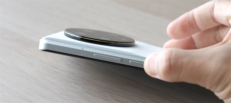 Cạnh phải Xiaomi 13 Ultra chứa nút nguồn và cụm phím tăng giảm âm lượng Cạnh phải Xiaomi 13 Ultra chứa nút nguồn và cụm phím tăng giảm âm lượng